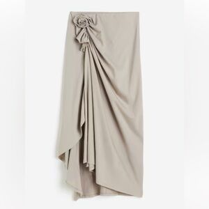 H&M sold out taupe rose appliqué knit skirt, NWT size small